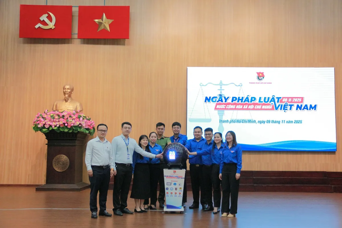 Sôi nổi các hoạt động hưởng ứng ngày Pháp luật Việt Nam tại TP Hồ Chí Minh - Ảnh 2.