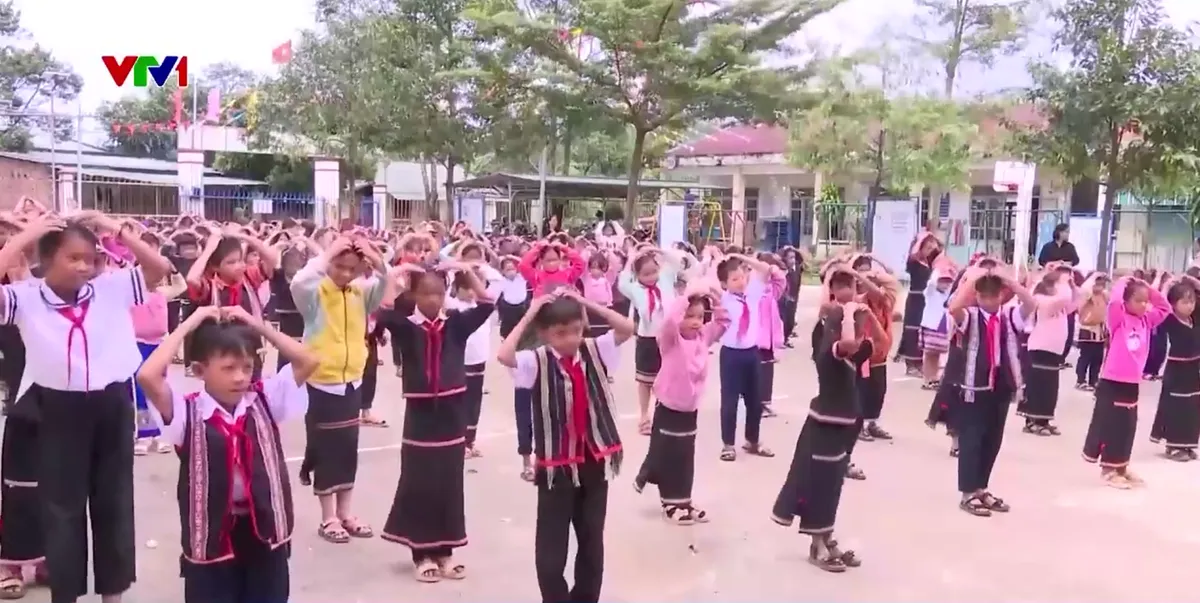 Người dân vùng biên vui mừng khởi công trường học an toàn - Ảnh 2.