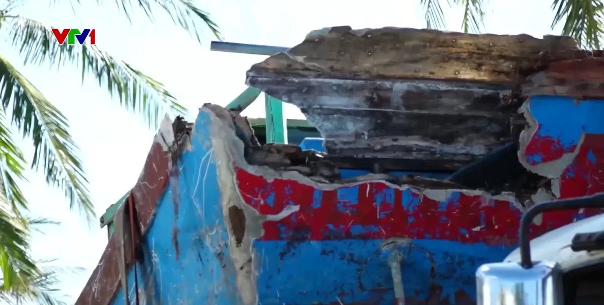 Ngư dân khẩn trương khắc phục tàu, sớm vươn khơi sau bão số 13 - Ảnh 2.