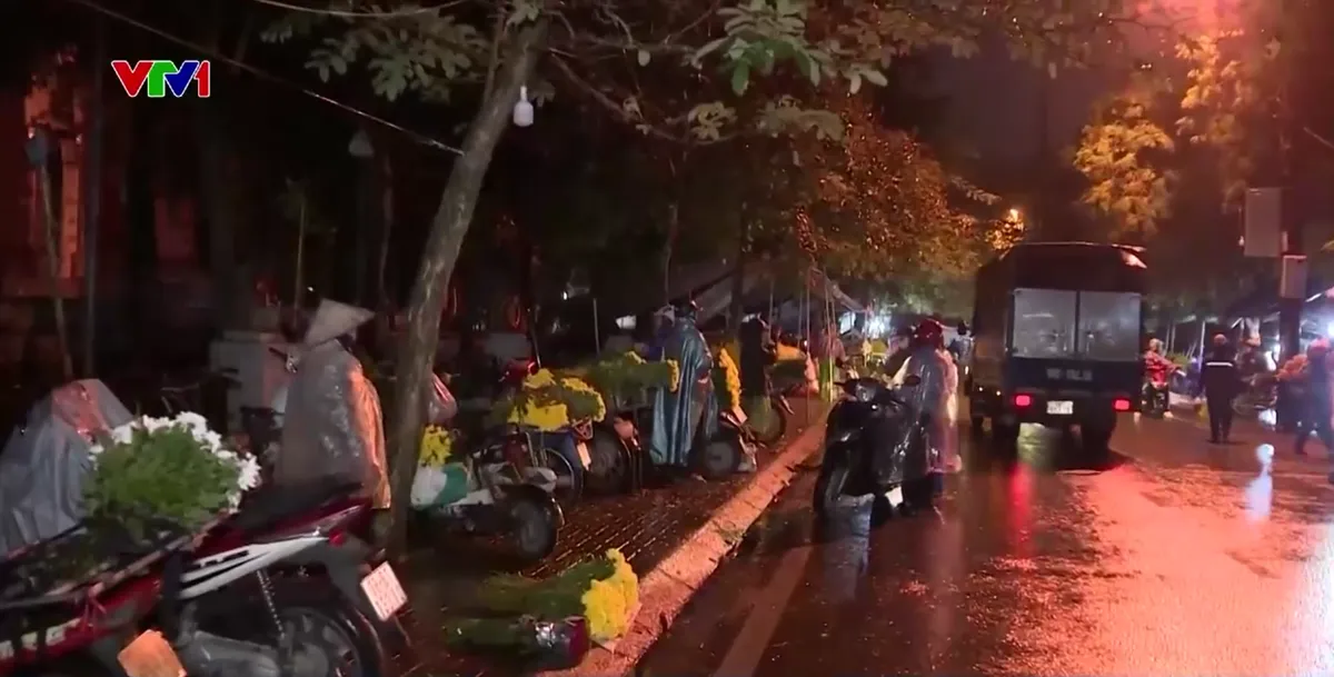 Chợ hoa đ&ecirc;m phường Nam Định: Thu ph&iacute; tự ph&aacute;t, tiểu thương v&agrave; người mua đều phải nộp - Ảnh 3.