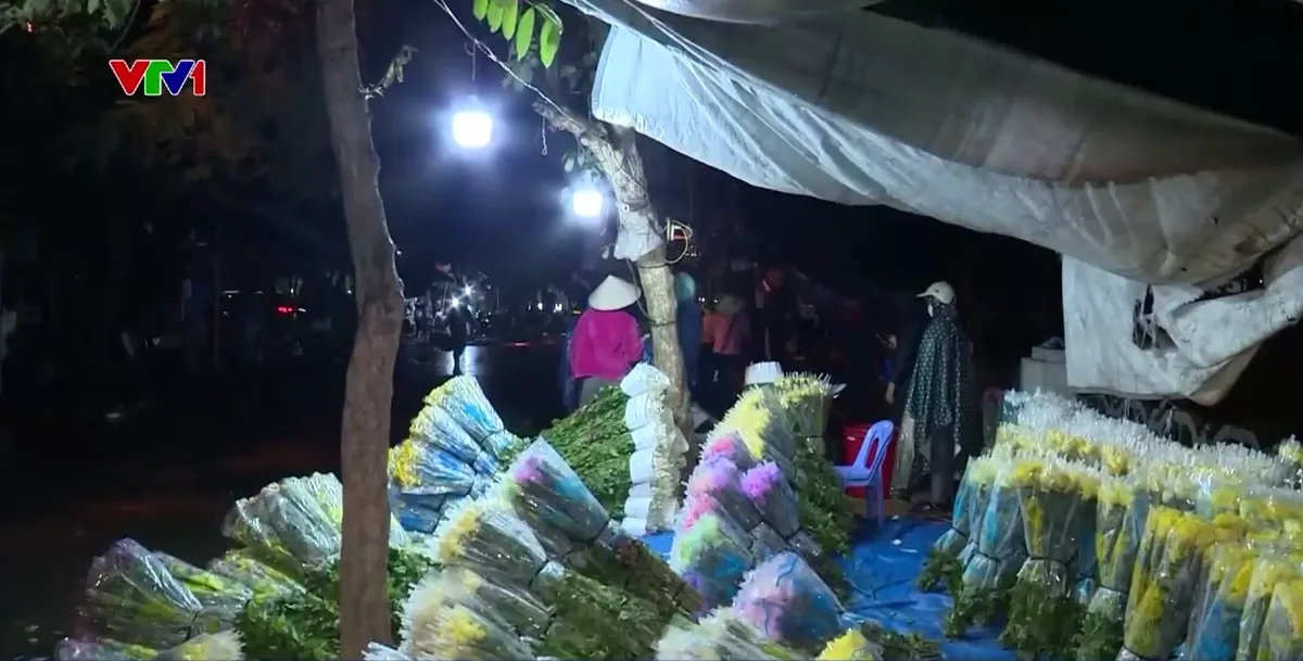 Chợ hoa đ&ecirc;m phường Nam Định: Thu ph&iacute; tự ph&aacute;t, tiểu thương v&agrave; người mua đều phải nộp - Ảnh 1.