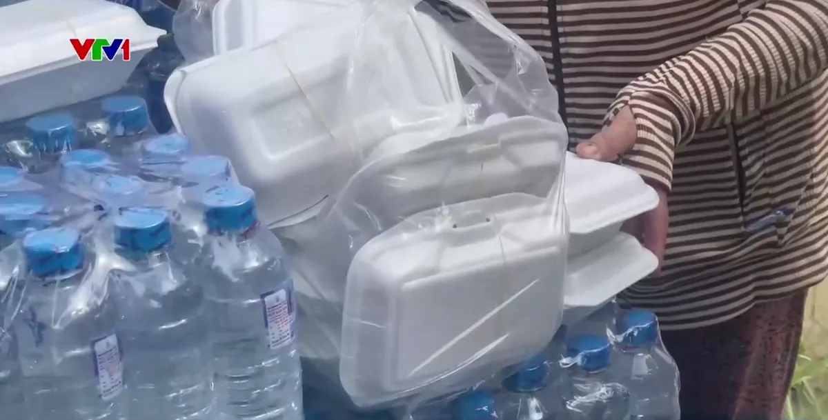 Đưa lương thực đến với vùng bị chia cắt sau bão số 13 tại Đắk Lắk - Ảnh 2.