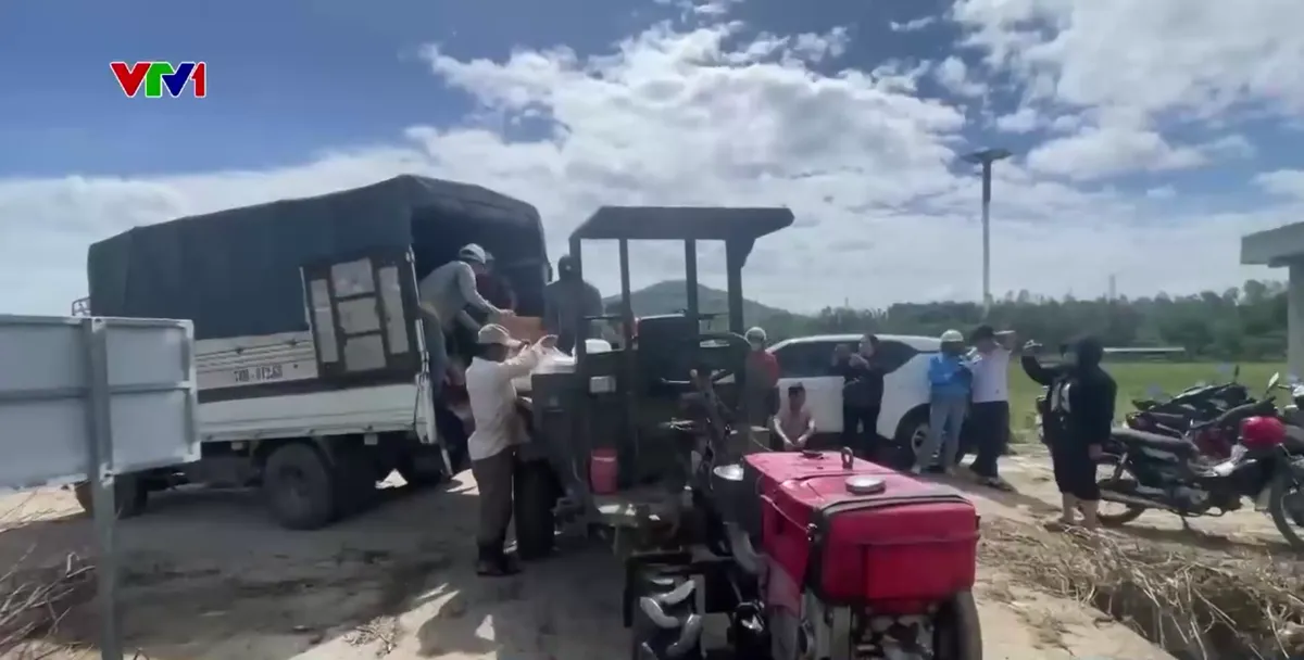 Đưa lương thực đến với vùng bị chia cắt sau bão số 13 tại Đắk Lắk - Ảnh 1.