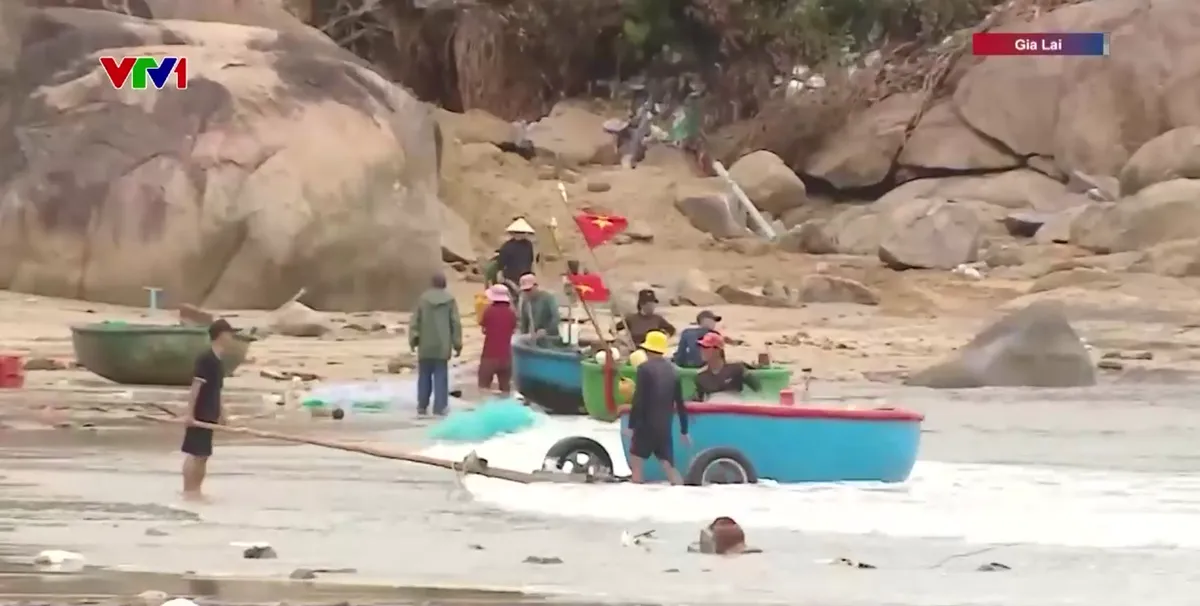 Gia Lai sớm di dời người dân ở các vùng ven biển sau bão số 13 - Ảnh 3.