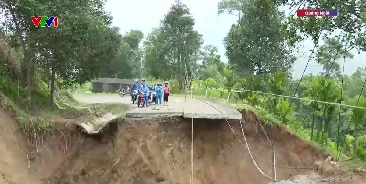 Sạt lở bủa vây xã miền núi Sơn Tây Hạ - Ảnh 1.