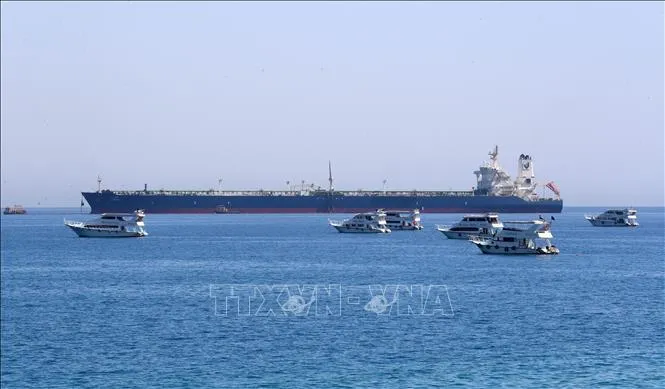 Tàu container siêu lớn đầu tiên trở lại Kênh đào Suez- Ảnh 1.