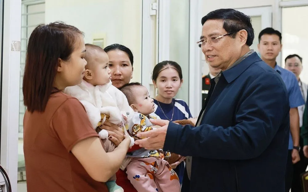 Thủ tướng Phạm Minh Chính với nhân dân đến khám, chữa bệnh tại trạm y tế xã Yên Khương.