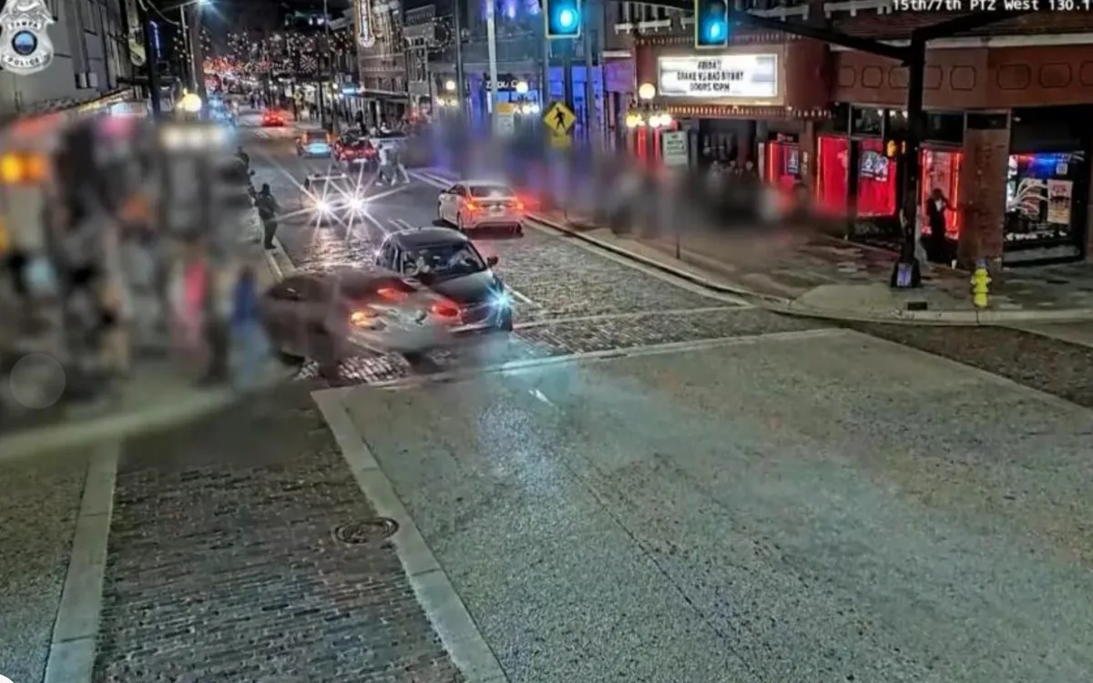 Hình ảnh camera ghi lại khoảng khắc chiếc xe ô tô lao vào quán bar, rạng sáng 9/11 (giờ địa phương) tại thành phố Tampa, bang Florida (Mỹ) (Ảnh: AP)