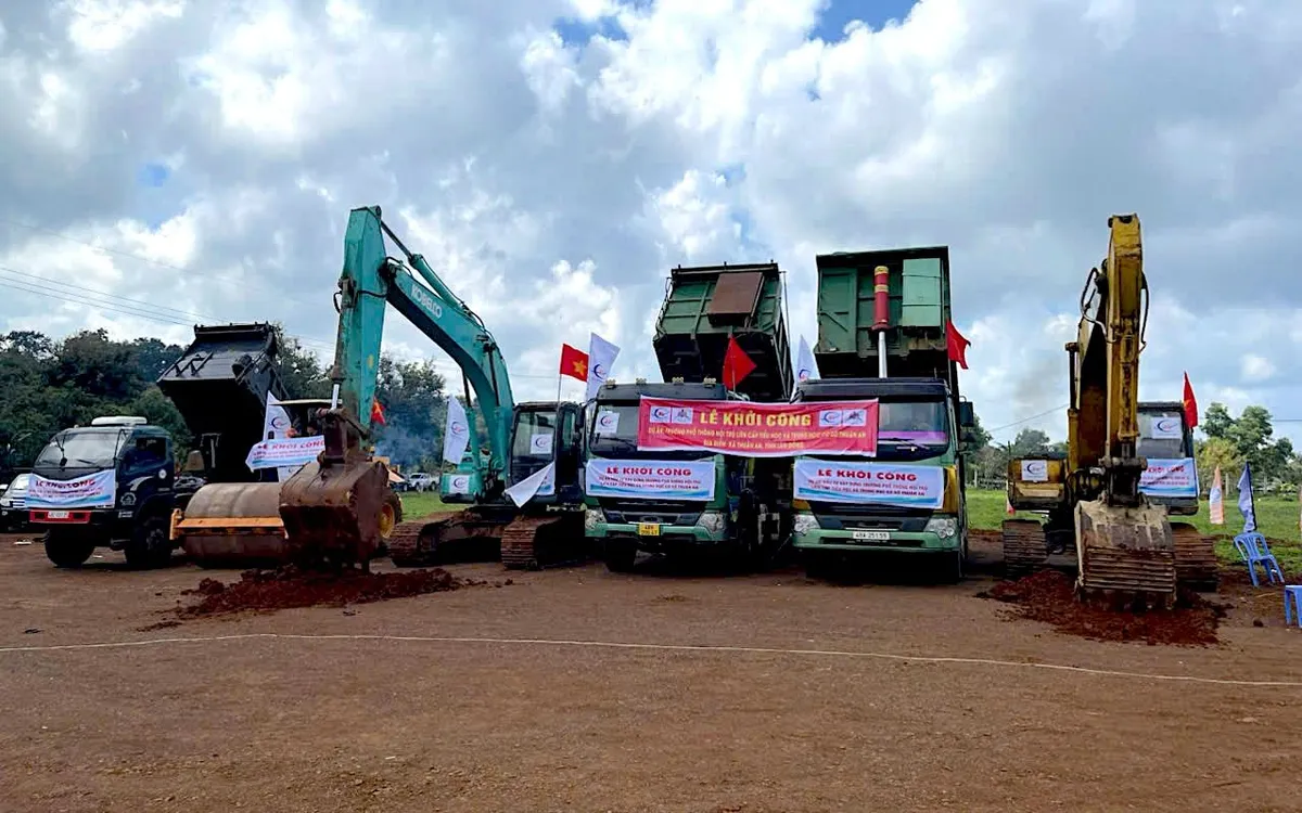 Các phương tiện, máy móc sẵn sàng triển khai thi công dự án Trường Phổ thông Dân tộc Nội trú Thuận An ngay sau lễ khởi công sáng 9/11/2025.