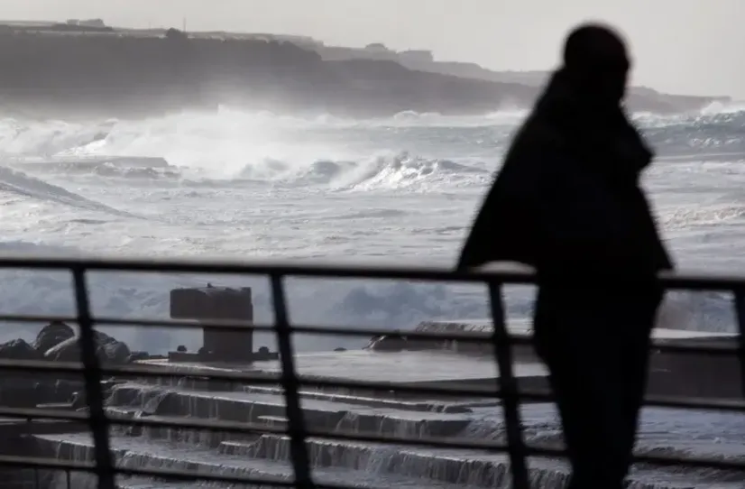 Sóng thần tấn công đảo Tenerife của Tây Ban Nha, 3 người tử vong- Ảnh 1.