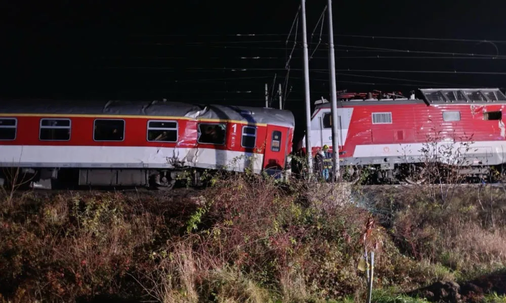 Hai đoàn tàu đâm nhau ở Slovakia khiến nhiều hành khách bị thương  - Ảnh 1.