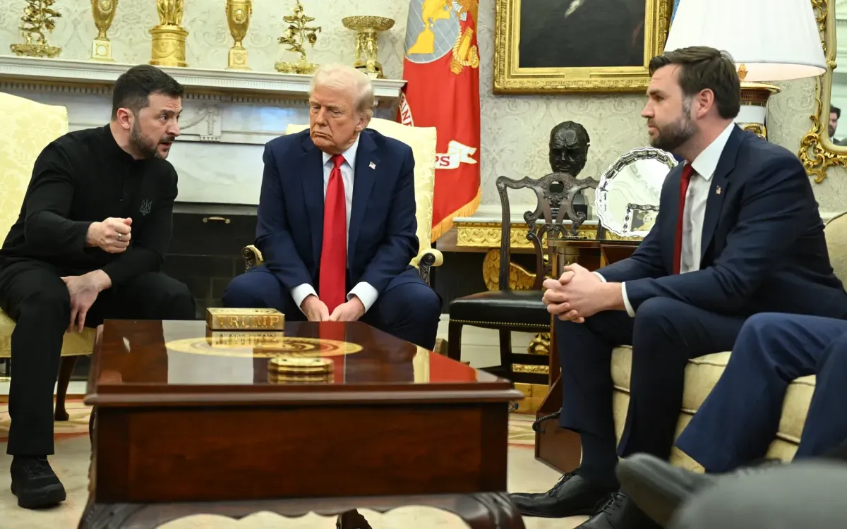 Cuộc hội đàm giữa Tổng thống Zelensky (bên trái) và Tổng thống Trump (ở giữa) tại Nhà Trắng hồi tháng 2/2025 - diễn ra trong bầu không khí khá căng thẳng (Ảnh: AFP)