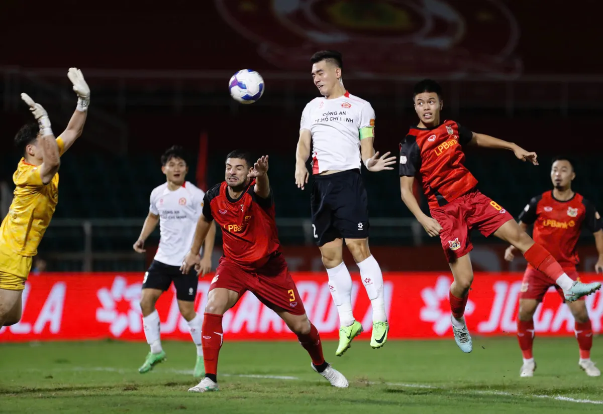 Rượt đuổi nghẹt thở, Ninh Bình thắng CLB Công an TP Hồ Chí Minh trong cơn mưa bàn thắng- Ảnh 1.