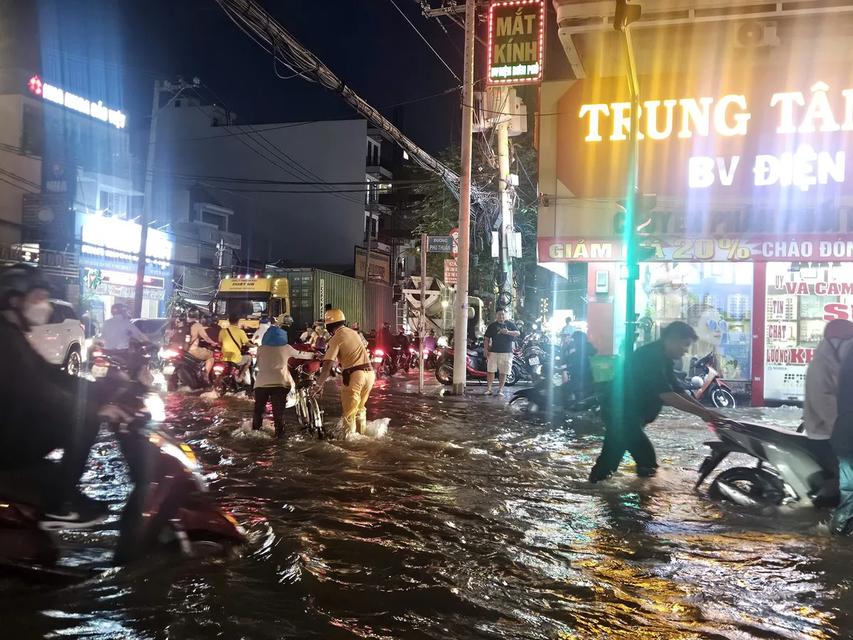 Khoảnh khắc đẹp tuần qua (3–9/11): Những tia nắng ấm giữa mưa bão - Ảnh 3.