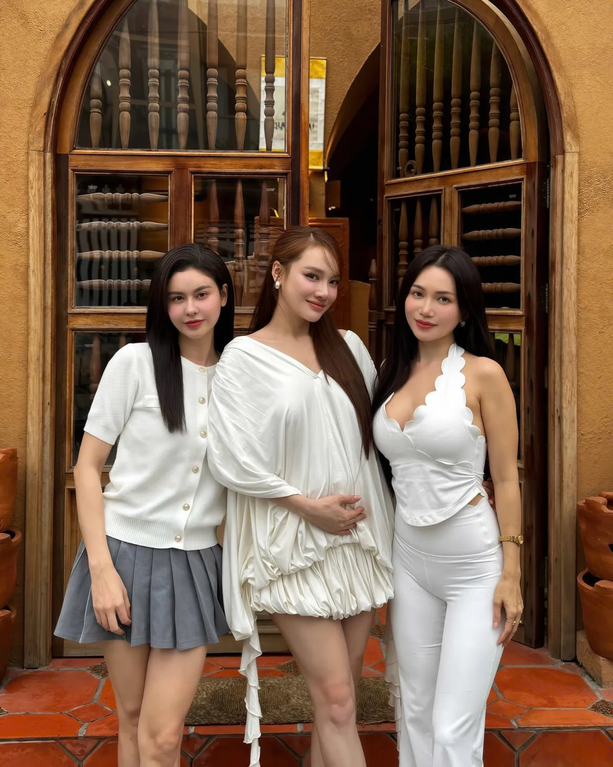 Đỗ Thị H&agrave; nhiều lần rơi nước mắt trong đ&aacute;m cưới, Ho&agrave;ng Th&ugrave;y bắt được hoa cưới  - Ảnh 7.