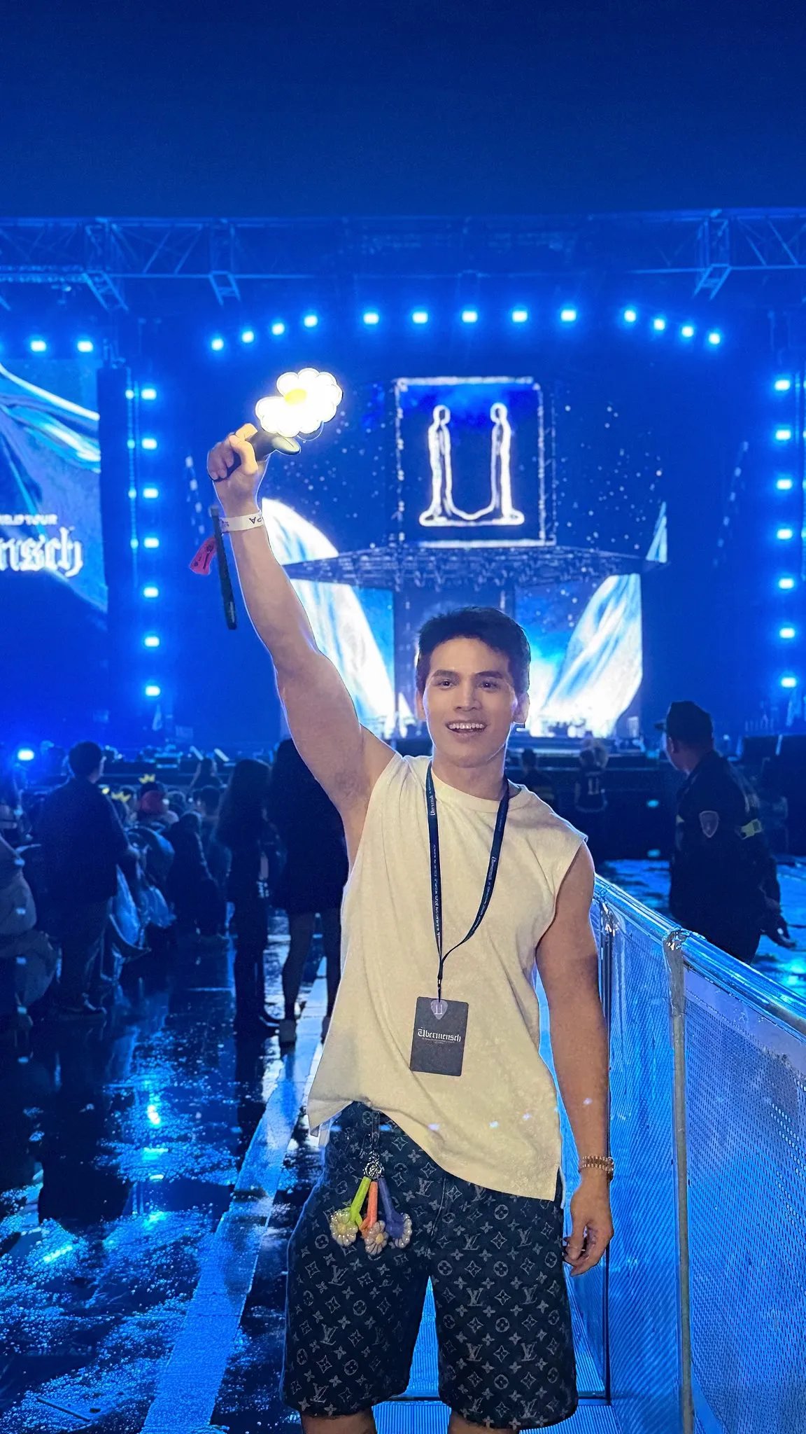 Đỗ Thị H&agrave; nhiều lần rơi nước mắt trong đ&aacute;m cưới, Ho&agrave;ng Th&ugrave;y bắt được hoa cưới  - Ảnh 4.