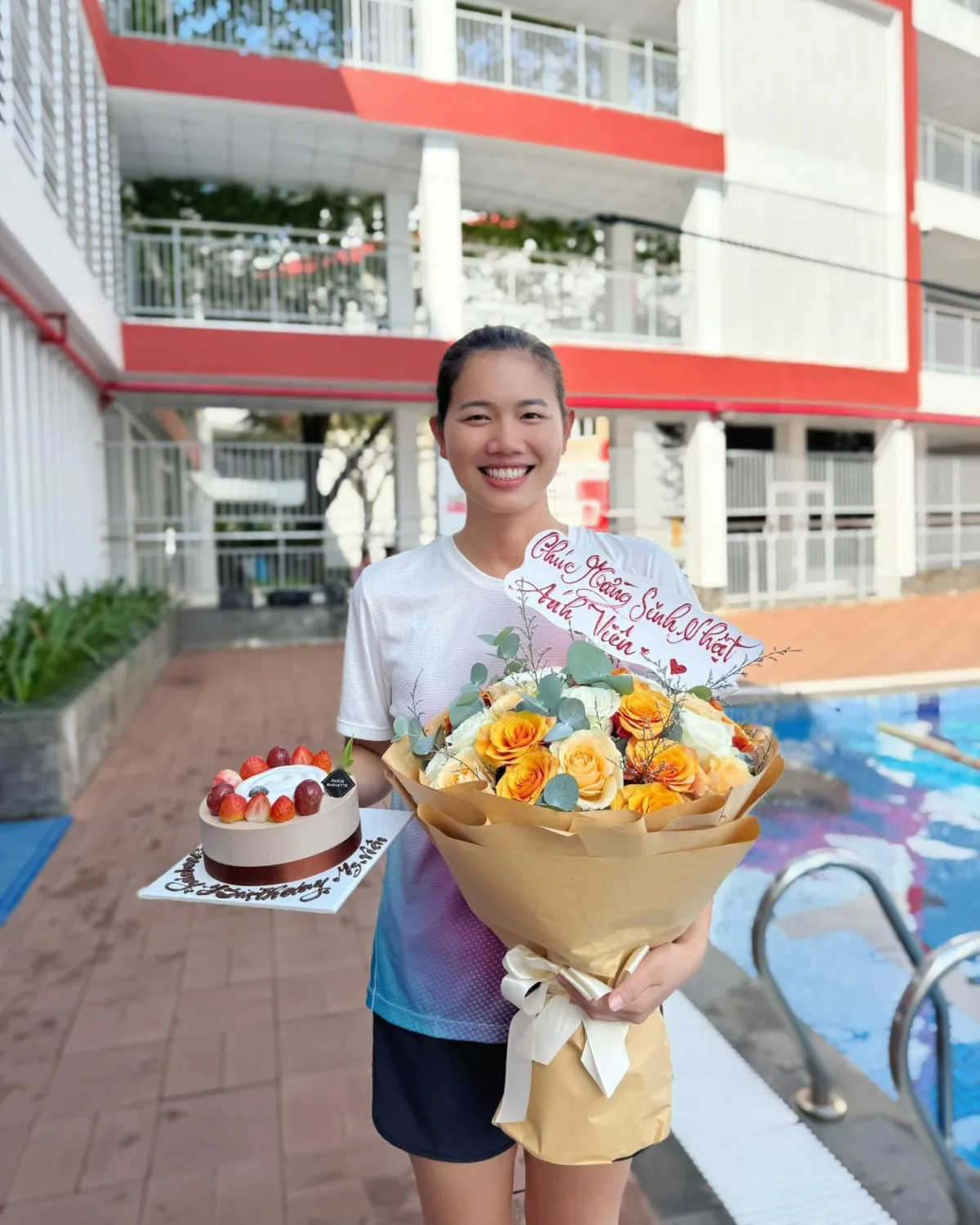 Đỗ Thị H&agrave; nhiều lần rơi nước mắt trong đ&aacute;m cưới, Ho&agrave;ng Th&ugrave;y bắt được hoa cưới  - Ảnh 8.