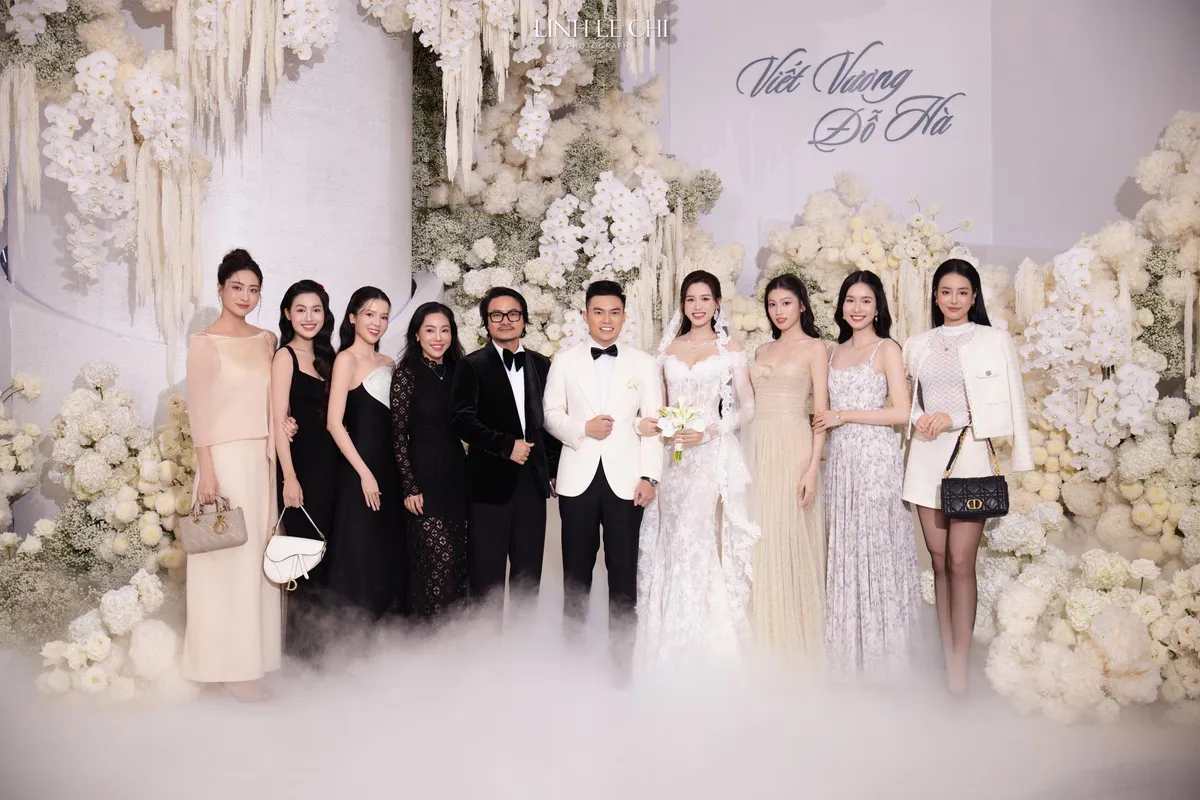 Đỗ Thị H&agrave; nhiều lần rơi nước mắt trong đ&aacute;m cưới, Ho&agrave;ng Th&ugrave;y bắt được hoa cưới  - Ảnh 2.