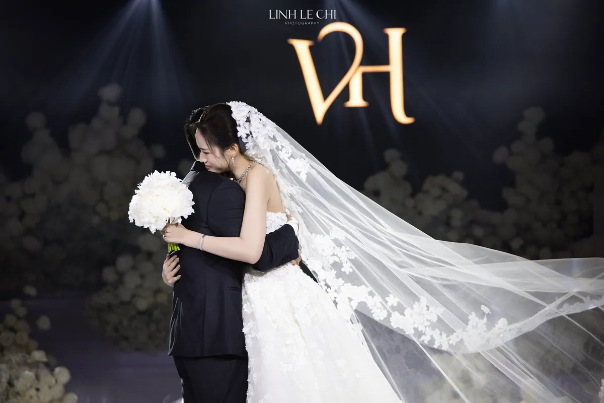 Đỗ Thị H&agrave; nhiều lần rơi nước mắt trong đ&aacute;m cưới, Ho&agrave;ng Th&ugrave;y bắt được hoa cưới  - Ảnh 1.