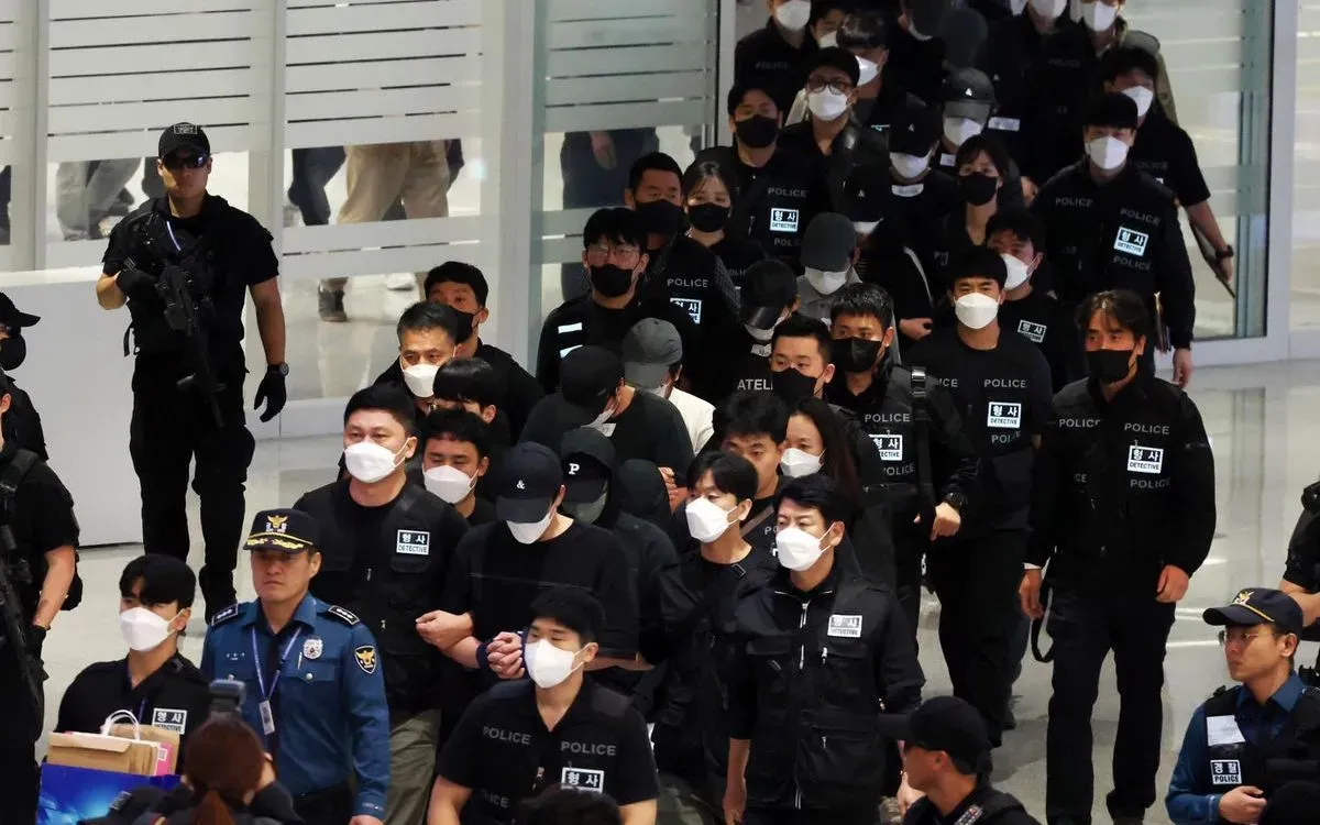 Ngoại trưởng Hàn Quốc đến Campuchia thúc đẩy hợp tác chống tội phạm lừa đảo trực tuyến- Ảnh 1.