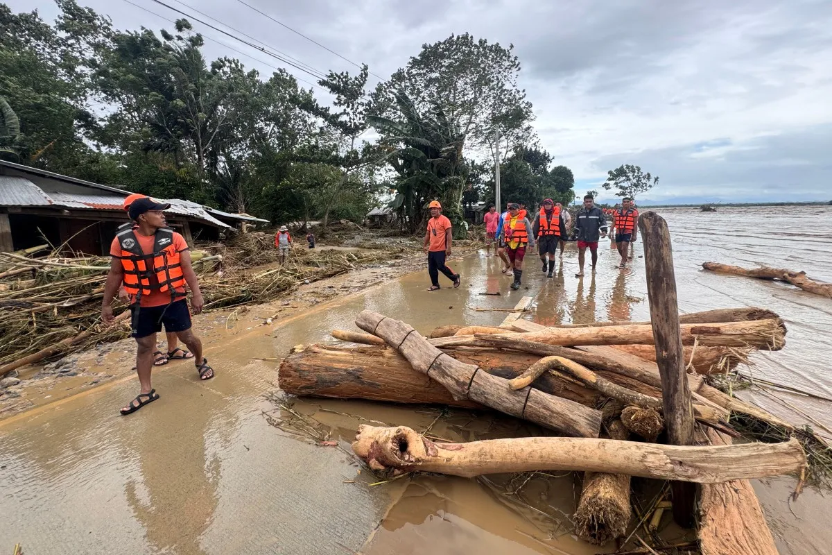 Siêu bão Fung-wong đi vào Biển Đông, Trung Quốc kích hoạt ứng phó khẩn cấp - Ảnh 1.