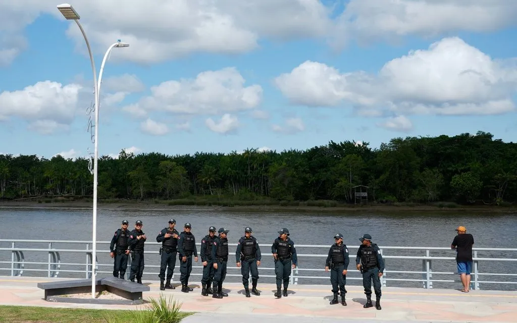 Lực lượng an ninh tuần tra gần bờ biển Bacarena, Brazil, ngày 9/11/2025 (Ảnh: AP)