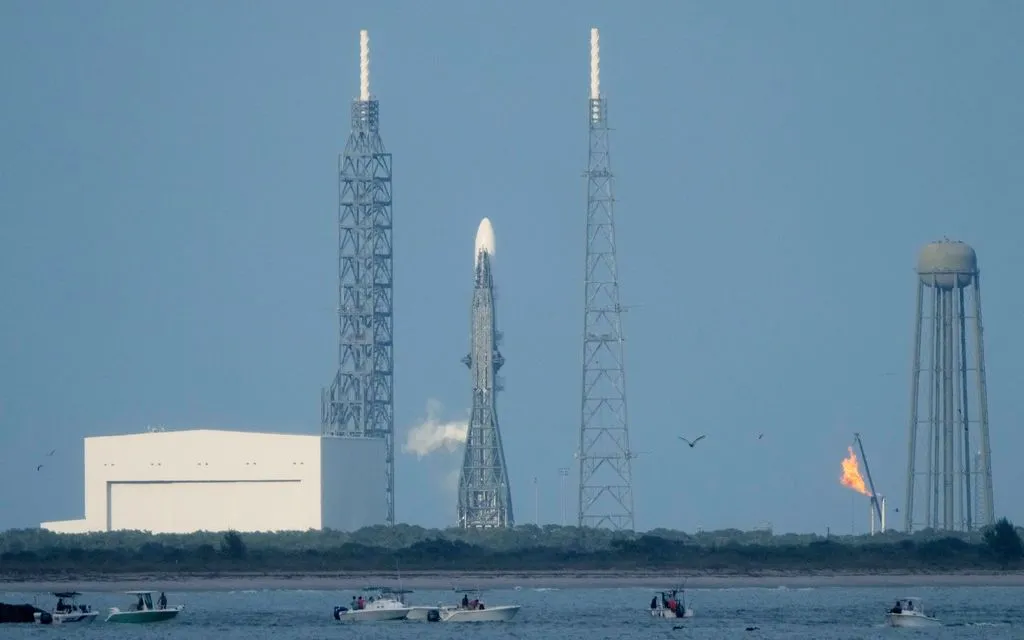 Tên lửa New Glenn của Blue Origin sẵn sàng phóng tại trạm Cape Canaveral, bang Florida, trước khi vụ phóng bị hoãn ngày 9/11/2025 (Ảnh: AP)