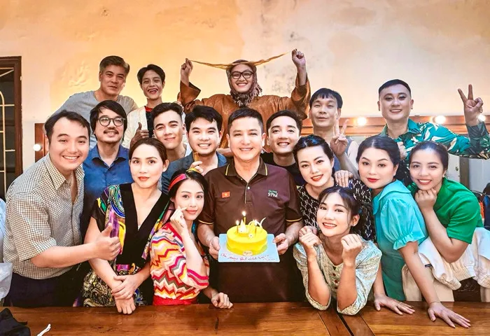 Đỗ Thị H&agrave; nhiều lần rơi nước mắt trong đ&aacute;m cưới, Ho&agrave;ng Th&ugrave;y bắt được hoa cưới  - Ảnh 10.