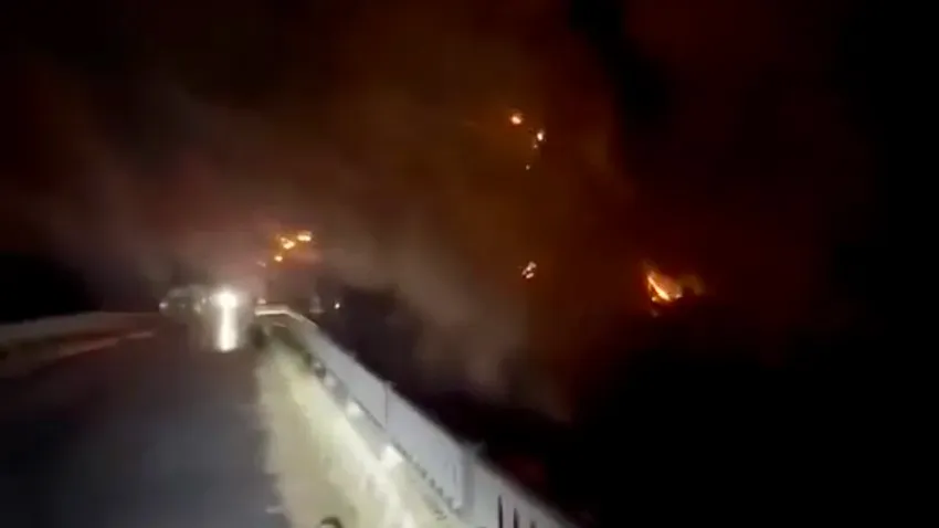 Đường dây điện trung thế cháy lan làm hư hỏng 4 căn nhà - Ảnh 1.