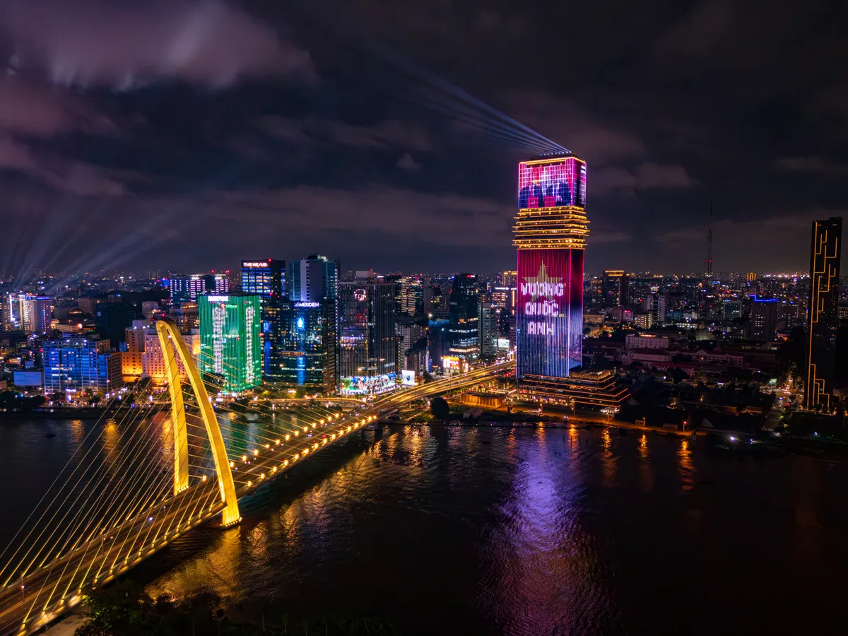 Tòa tháp Saigon Marina IFC rực sáng chào mừng đối tác chiến lược toàn diện Việt - Anh - Ảnh 3.