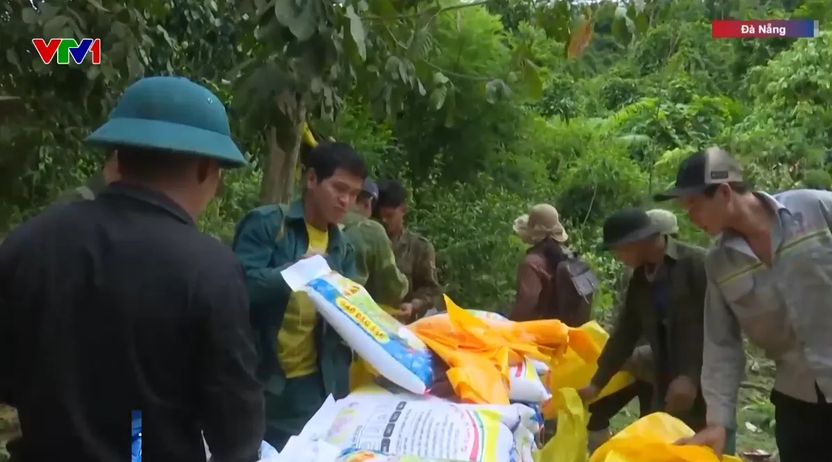 Gùi lương thực vượt lòng hồ thủy điện tiếp tế cho bà con đồng bào Cơ Tu bị cô lập - Ảnh 1.