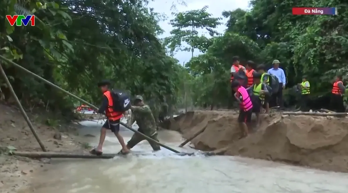 Gùi lương thực vượt lòng hồ thủy điện tiếp tế cho bà con đồng bào Cơ Tu bị cô lập - Ảnh 2.
