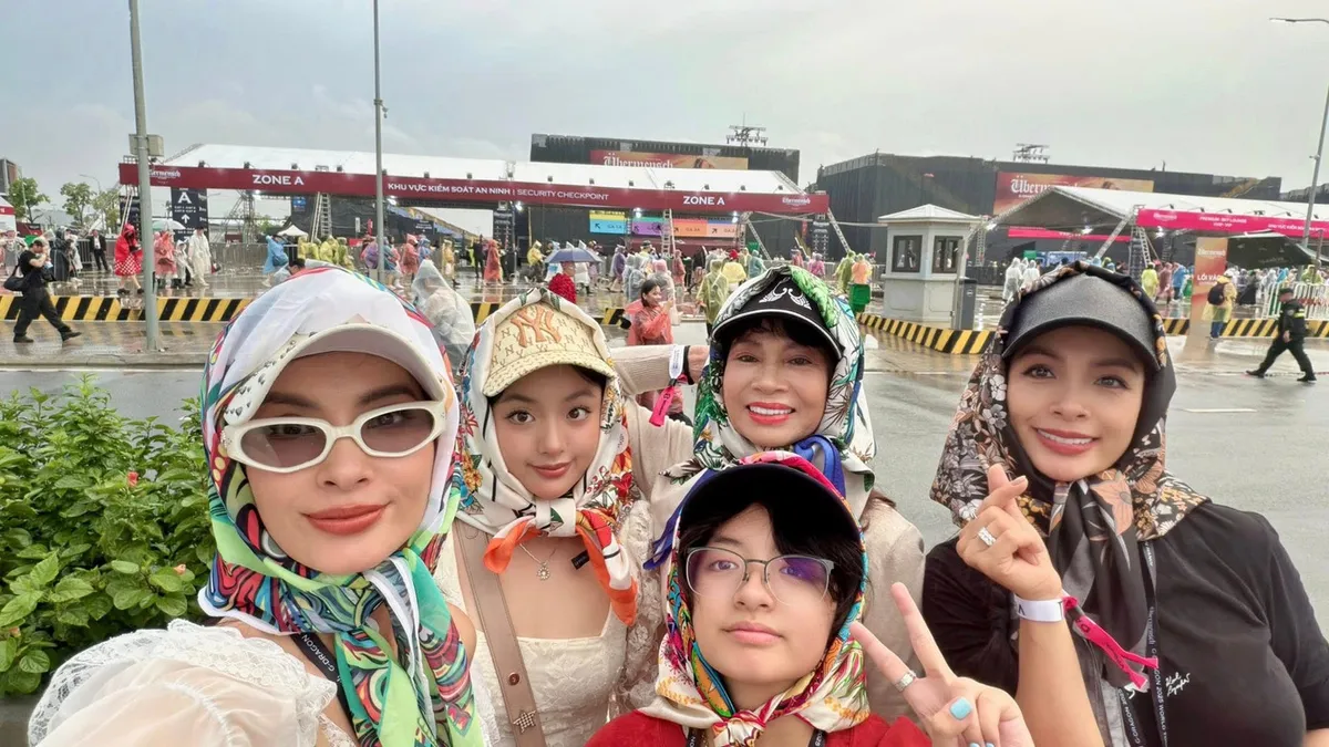 Đỗ Thị H&agrave; nhiều lần rơi nước mắt trong đ&aacute;m cưới, Ho&agrave;ng Th&ugrave;y bắt được hoa cưới  - Ảnh 6.