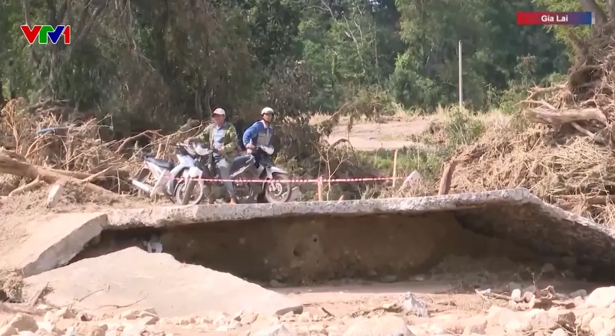 Lũ cuốn trôi đường ở Gia Lai, hơn 1.000 người dân bị cô lập - Ảnh 1.