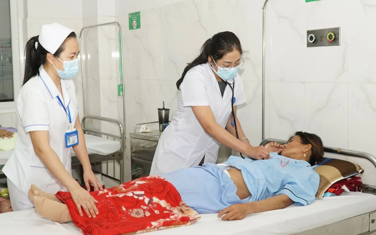 Bác sĩ thăm khám cho sản phụ. Ảnh: Quang Nhật