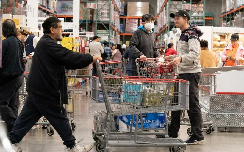 Người dân mua sắm tại siêu thị ở San Mateo, California, Mỹ. (Ảnh: THX/TTXVN)