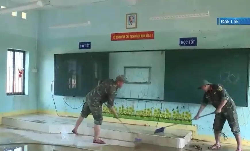 Thầy tr&ograve; v&ugrave;ng cao gấp r&uacute;t dọn b&ugrave;n, khắc phục trường lớp sau b&atilde;o - Ảnh 1.
