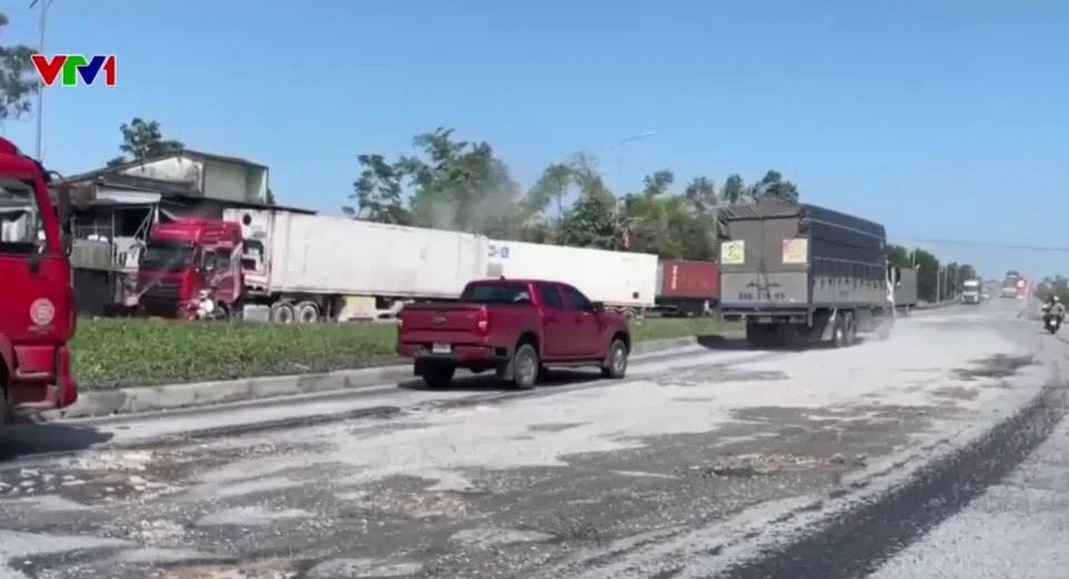 Ổ gà, ổ voi chi chít trên Quốc lộ 1A qua Huế - nguy cơ tai nạn rình rập - Ảnh 2.