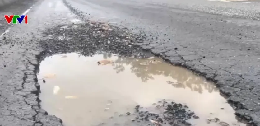 Ổ gà, ổ voi chi chít trên Quốc lộ 1A qua Huế - nguy cơ tai nạn rình rập - Ảnh 3.