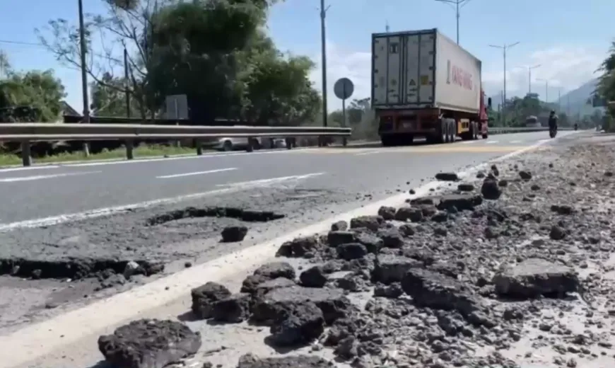 Ổ gà, ổ voi chi chít trên Quốc lộ 1A qua Huế - nguy cơ tai nạn rình rập - Ảnh 1.