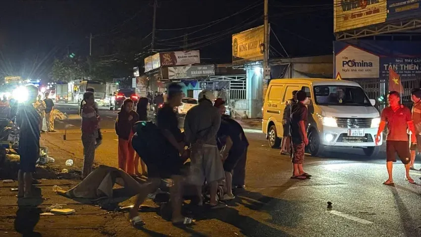 Va chạm với xe khách giường nằm, 2 vợ chồng đi xe máy tử vong  - Ảnh 1.