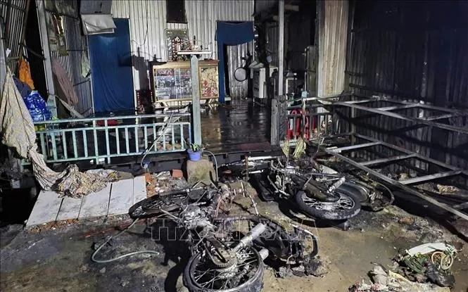 Đường dây điện trung thế cháy lan làm hư hỏng 4 căn nhà - Ảnh 3.