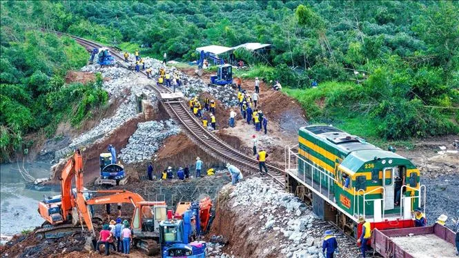 Ngành đường sắt huy động hàng trăm công nhân khắc phục sự cố sạt lở đường sắt qua tỉnh Đắk Lắk.