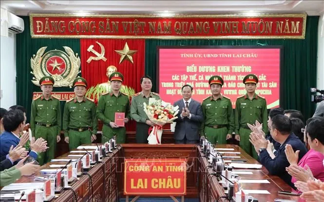 Bí thư Tỉnh ủy Lai Châu Lê Minh Ngân tặng hoa chúc mừng Ban chuyên án. Ảnh: TTXVN

