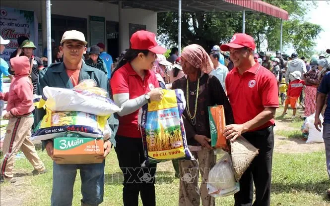 Hội Chữ thập đỏ tỉnh Lâm Đồng phối hợp với các nhà tài trợ tổ chức chuyển 540 phần quà thiết thực đến người dân vùng chịu thiệt hại nặng nề do mưa lũ tại xã Hàm Thạnh, tỉnh Lâm Đồng. Ảnh: Hồng Hiếu/TTXVN