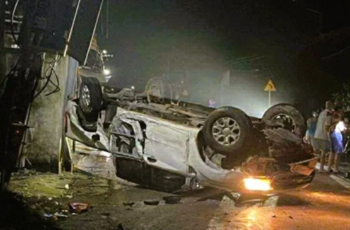 Xe bán tải lật ngửa va vào xe máy, 2 vợ chồng giáo viên thương vong - Ảnh 1.