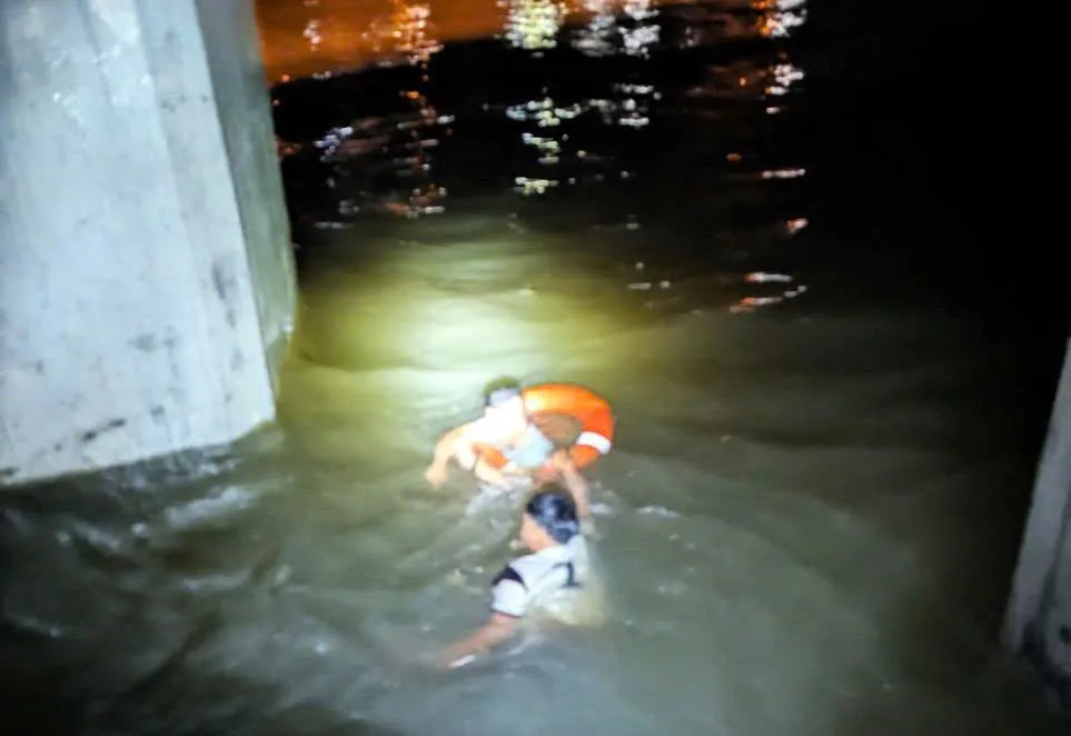 Khánh Hòa: Cứu hộ thành công người đàn ông nhảy cầu Trần Phú tự vẫn - Ảnh 2.