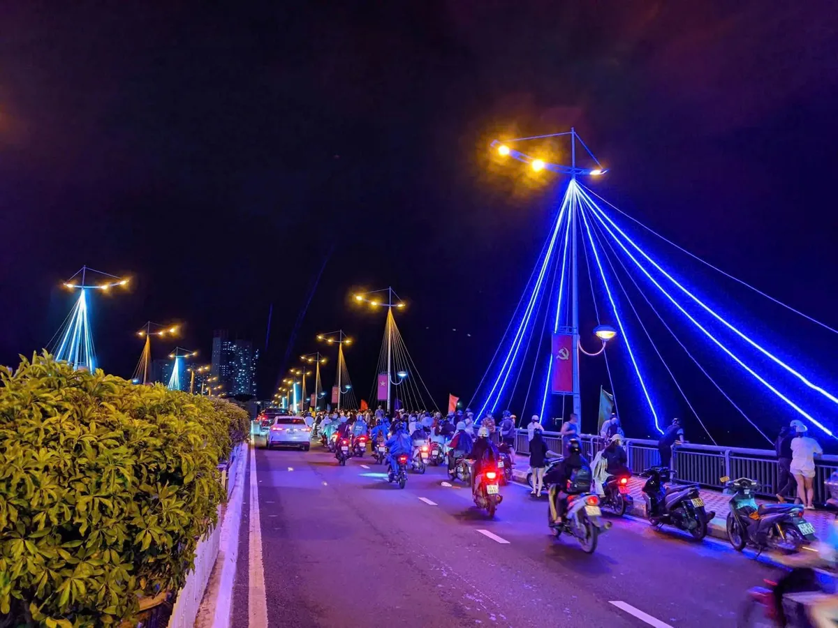 Khánh Hòa: Cứu hộ thành công người đàn ông nhảy cầu Trần Phú tự vẫn - Ảnh 3.