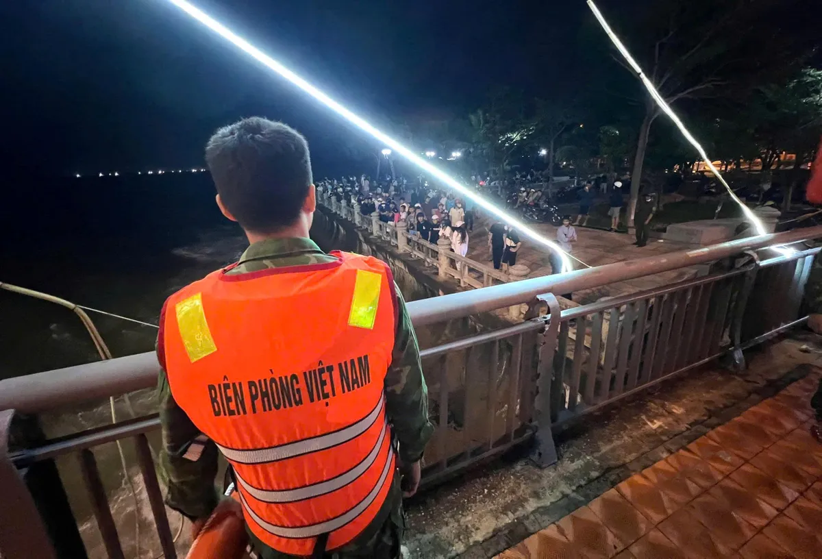 Khánh Hòa: Cứu hộ thành công người đàn ông nhảy cầu Trần Phú tự vẫn - Ảnh 1.