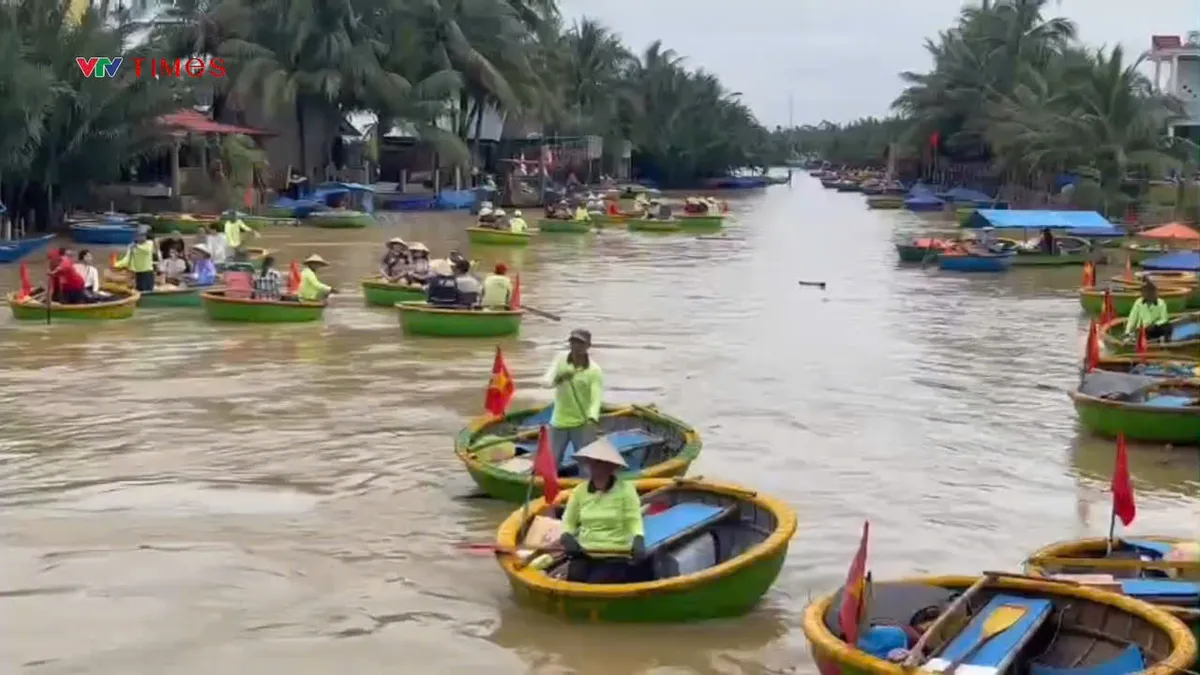 Nhiều du khách quốc tế trở lại Hội An sau ảnh hưởng lũ lụt - Ảnh 1.